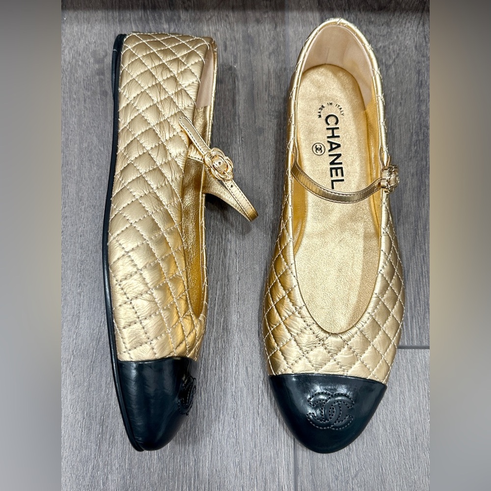 2025 CHANEL CC LOGO GOLD LEATHER MARYJANE BALLET FLATS SHOES GOLD BUCKLE 40C
